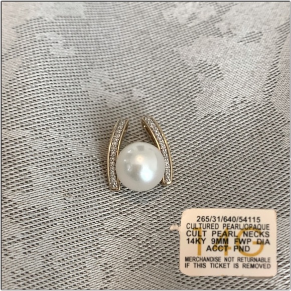 NWT 14k Gold Genuine Pearl pendant w/ diamond accents - Picture 1 of 5
